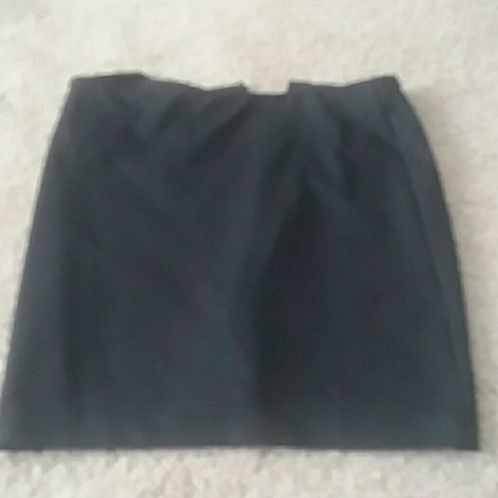 New York & Company black pencil skirt, size 6.